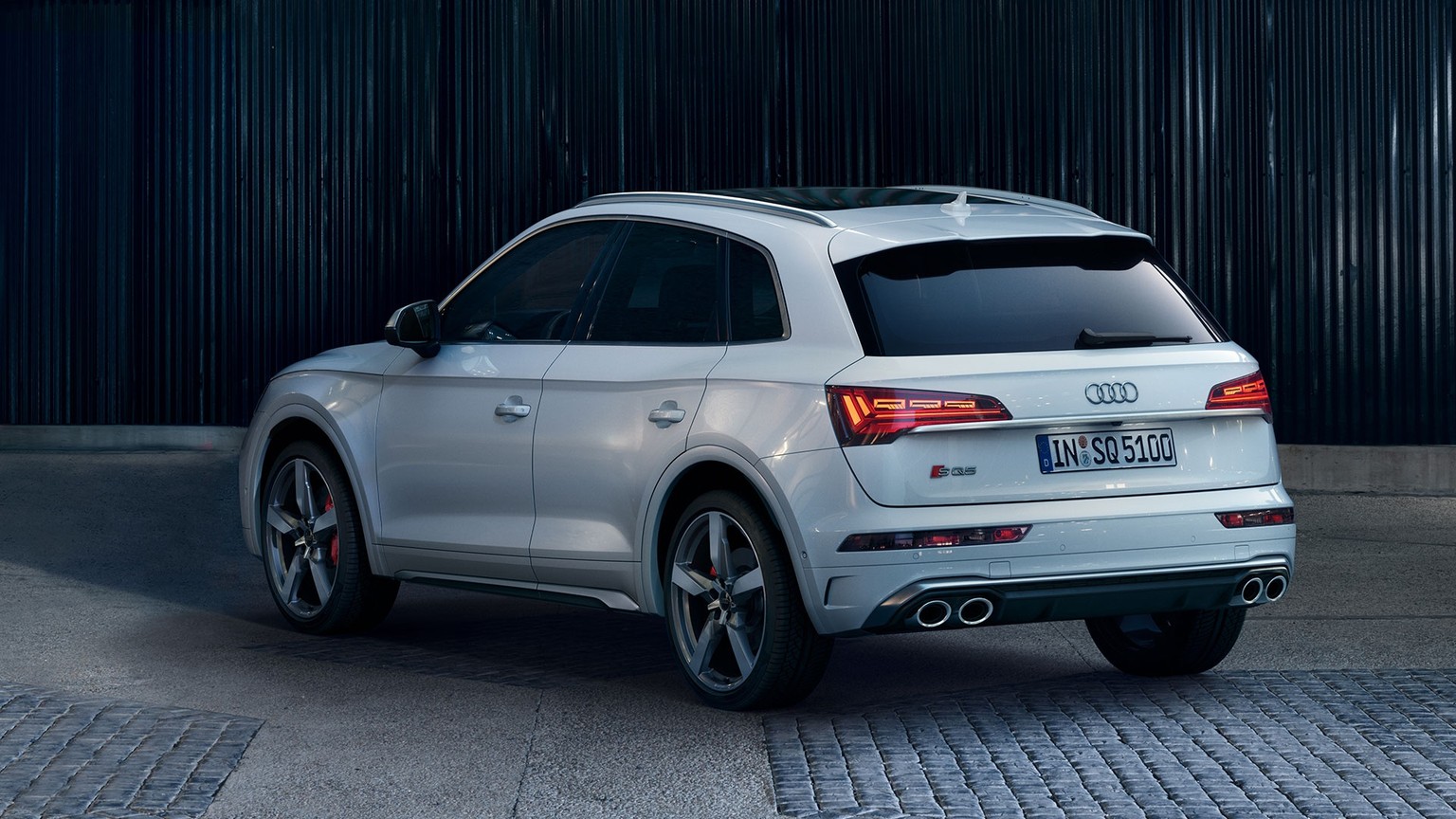 Rear-side view of the Audi SQ5